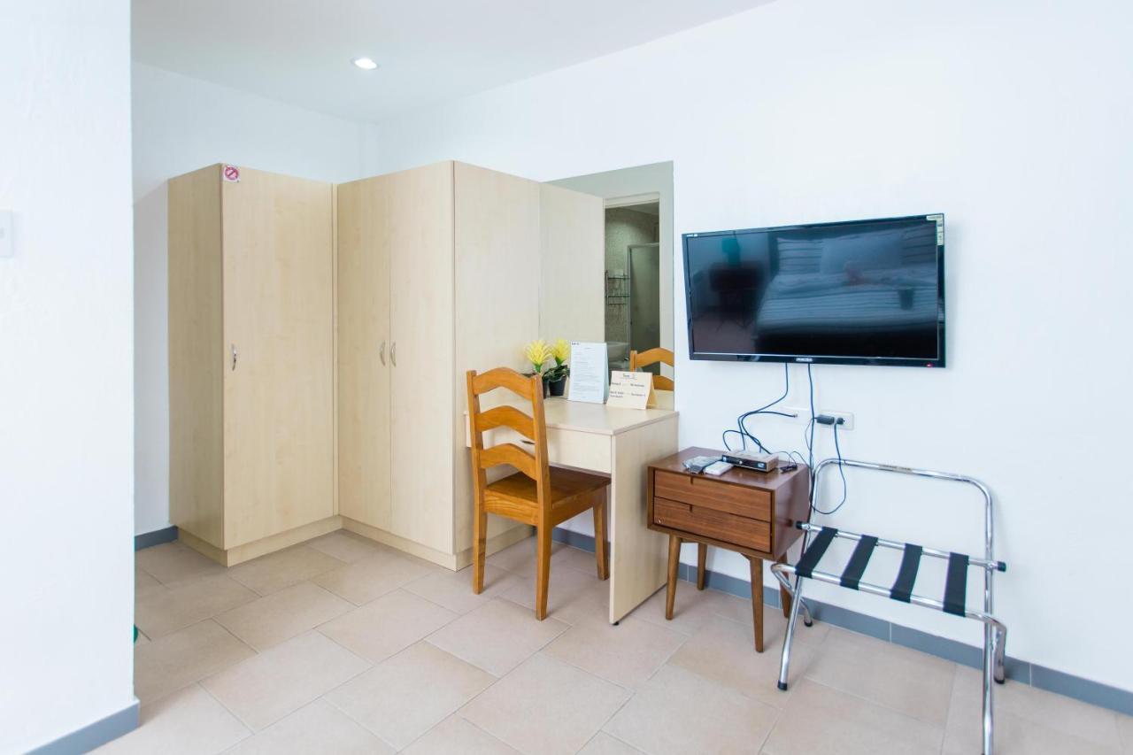 Bernis Hostel Moalboal Extérieur photo