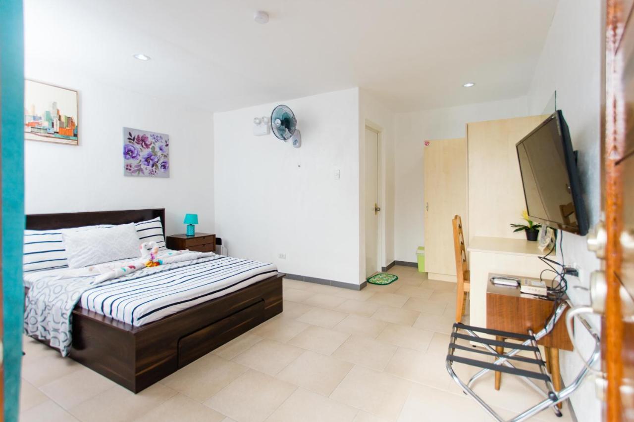 Bernis Hostel Moalboal Extérieur photo